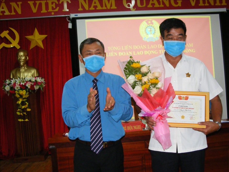 LĐLĐ tỉnh trao trao Kỷ niệm chương “Vì sự nghiệp xây dựng tổ chức CĐ” cho cán bộ tiêu biểu.