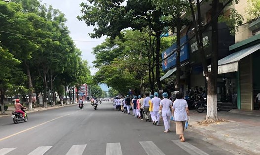 Những y, bác sĩ tăng cường cho Bệnh viện Đà Nẵng chống dịch sáng nay. Ảnh: Hoàng Đức Bảo