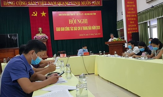 Tại cuộc họp giao ban công tác báo chí 6 tháng đầu năm 2020, ông Nguyễn Hoàn - Phó giám đốc Sở Thông tin và Truyền thông Quảng Trị thông tin về nhiều trường hợp bị xử lý vì đăng tin lên mạng xã hội không đúng sự thật. Ảnh: ĐĐ.