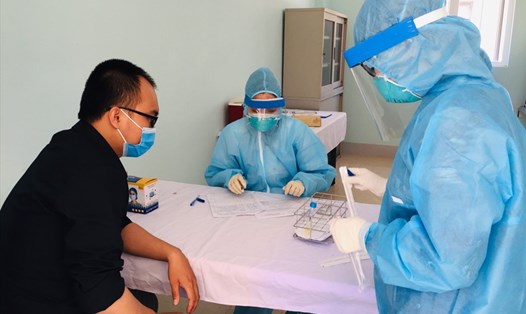 Người lao động ngành Y tỉnh Quảng Trị lấy mẫu bệnh phẩm xét nghiệm SARS-CoV-2. Ảnh: TD