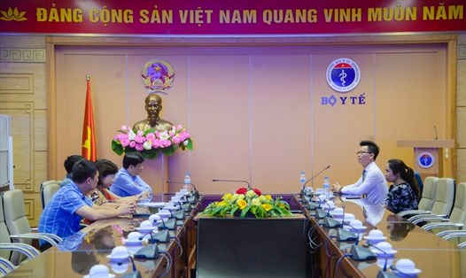 Ông Nguyễn Thanh Long – Quyền Bộ trưởng Bộ Y tế tiếp Lãnh đạo Tập đoàn Ecopark trong buổi lễ tiếp nhận hỗ trợ Bệnh viện C Đà Nẵng số tiền 3 tỉ đồng.