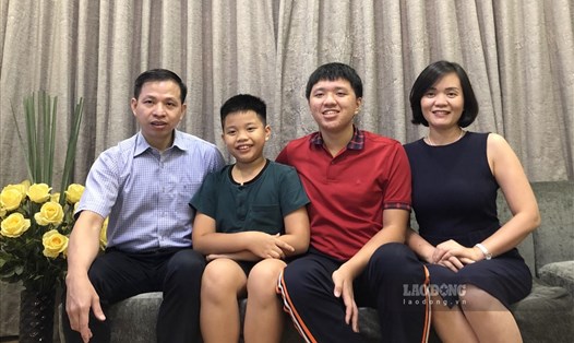 Nguyễn Hoàng Dương chụp hình bên gia đình. Ảnh: Hà Phương.