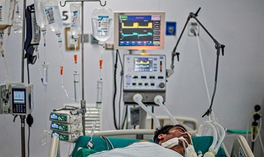 Một bệnh nhân COVID-19 trong phòng chăm sóc đặc biệt tại bệnh viện ở Lima, Peru. Ảnh: AFP.