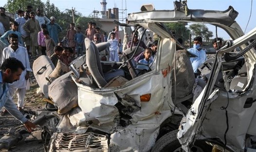 Tàu hỏa đâm xe bus tại Pakistan khiến ít nhất 22 người chết. Ảnh: AFP.