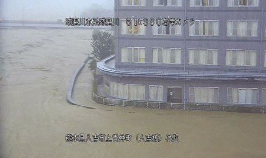 Hình ảnh từ camera trực tiếp cho thấy sông Kuma ở tỉnh Kumamoto, Nhật Bản, ngập do mưa lớn hôm 4.7. Ảnh: Bộ Đất đai, Cơ sở hạ tầng, Giao thông và Du lịch Nhật Bản/Kyodo.