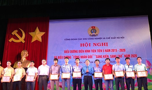 Đồng chí Đinh Quốc Toản (thứ 6 từ phải sang) - Chủ tịch Công đoàn các Khu công nghiệp - chế xuất Hà Nội trao khen thưởng cho các cá nhân điển hình trong phong trào thi đua giai đoạn 2015-2020. Ảnh: Linh Nguyên