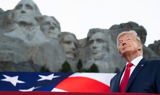 Tổng thống Mỹ Donald Trump đến dự sự kiện kỷ niệm ngày Quốc khánh Mỹ tại Đài tưởng niệm quốc gia ở núi Rushmore, Nam Dakota, hôm 3.7. Ảnh: AFP.