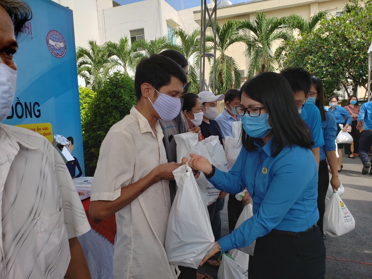 LĐLĐ tỉnh Đồng Nai trao quà cho công nhân có hoàn cảnh khó khăn do COVID-19. Ảnh: Minh Châu