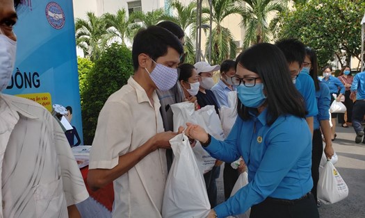 LĐLĐ tỉnh Đồng Nai trao quà cho công nhân có hoàn cảnh khó khăn do COVID-19. Ảnh: Minh Châu