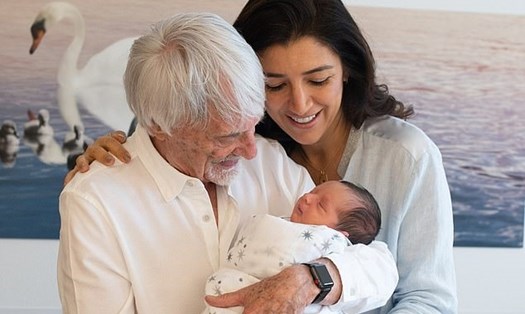 Tỉ phú Bernie Ecclestone 89 tuổi bên vợ và con trai mới sinh. Ảnh: Daily Mail.