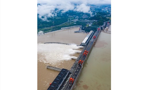 Đập Tam Hiệp ở Nghi Xương, tỉnh Hồ Bắc Trung Quốc, xả nước lũ. Ảnh: Tân Hoa Xã.