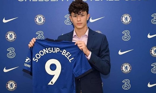 Soonsup-Bell trong ngày ký hợp đồng với Chelsea. Ảnh: CFC