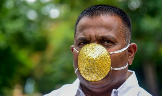 Shankar Kurhade đeo khẩu trang bằng vàng ròng để ngăn ngừa COVID-19. Ảnh: AFP