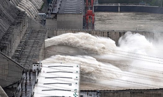 Đập Tam Hiệp, dự án thủy điện lớn nhất thế giới, lần đầu tiên xả nước lũ trong năm nay vào ngày 29.6. Ảnh: China Daily