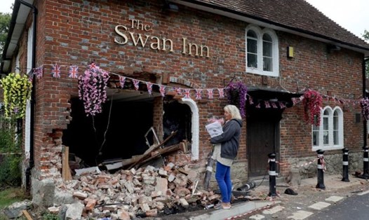 Quán rượu ở Anh xui xẻo bị xe ôtô tông thủng tường chỉ vài giờ trước khi mở cửa trở lại sau thời gian nghỉ dịch COVID-19. Ảnh: BBC