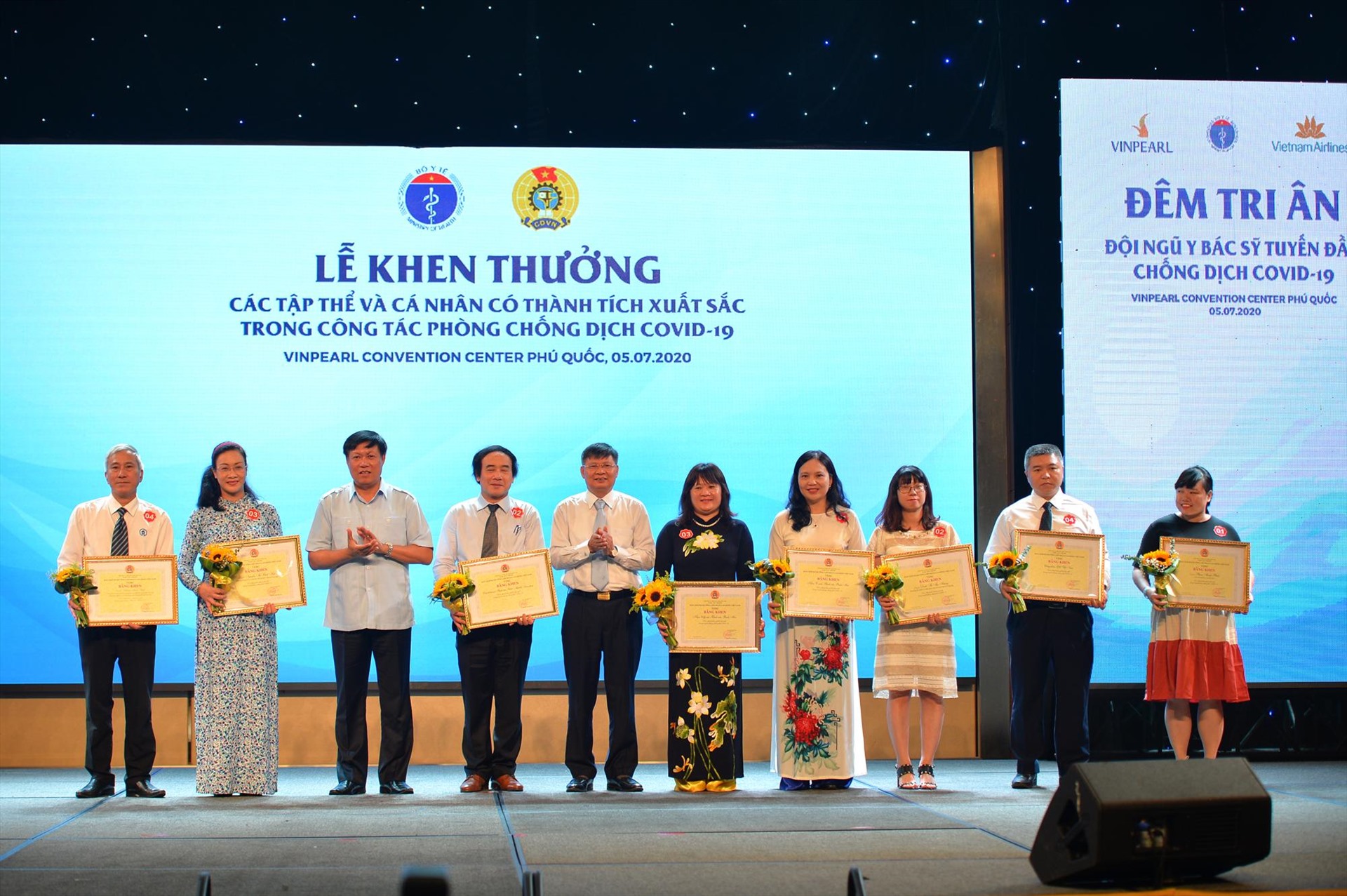 Lãnh đạo Tổng Liên đoàn Lao động Việt Nam và lãnh đạo Bộ Y tế trao bằng khen cho các tập thể và cá nhân có thành tích xuất sắc. Ảnh: P.Thảo.