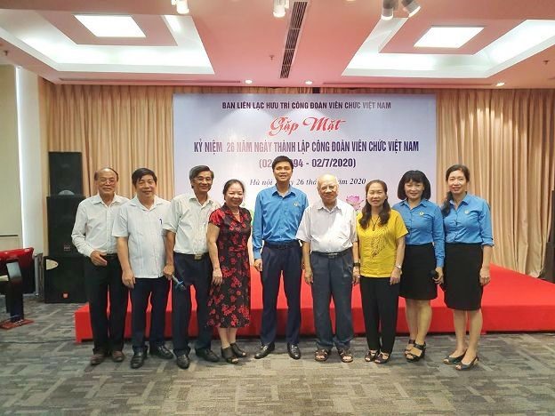 Ông Ngọ Duy Hiểu - Chủ tịch Công đoàn Viên chức Việt Nam, Phó Chủ tịch Tổng Liên đoàn Lao động Việt Nam (thứ 5 từ trái qua) cùng các đồng chí nguyên lãnh đạo CĐVCVN qua các thời kỳ. Ảnh: CĐVCVN