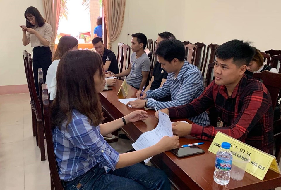 Rất đông người lao động đến ứng tuyển tại phiên Giao dịch việc làm. Ảnh Anh Thư. Rất đông người lao động đến ứng tuyển tại phiên Giao dịch việc làm. Ảnh Anh Thư.
