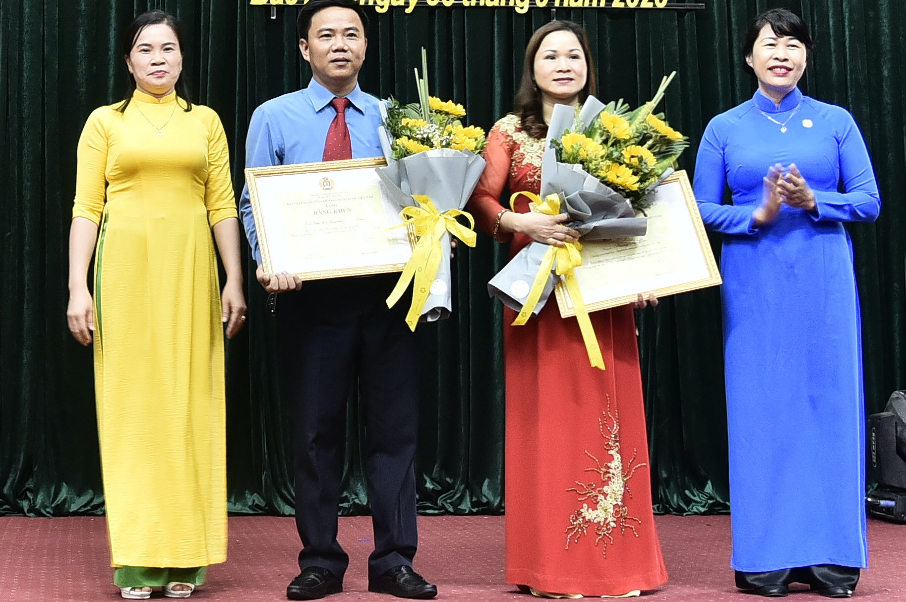 Trao Bằng khen Tổng LĐLĐ Việt Nam cho các tập thể, cá nhân. Ảnh: Ngọc Liêm.
