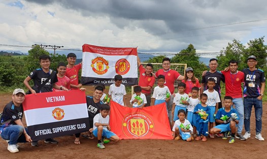 Hội cổ động viên Manchester United thực hiện chương trình thiện nguyện tại Đắk Nông. Ảnh: T.P