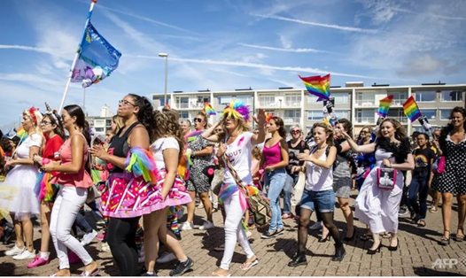 Cuộc diễu hành mang tên Pride at the Beach tại trung tâm thành phố Zandvoort, Hà Lan. Ảnh: AFP