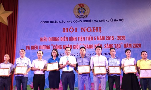 Phó Chủ tịch LĐLĐ Hà Nội Lê Đình Hùng (giữa) trao Giấy khen cho đại diện các tập thể điển hình tiên tiến giai đoạn 2015-2020. Ảnh: T.E.A