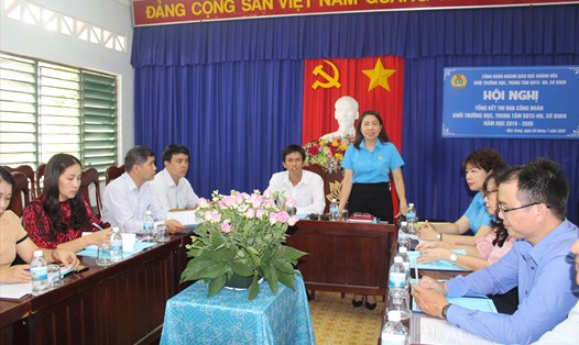 Đ/c Trương Minh Hà - Chủ tịch Công đoàn ngành Giáo dục tỉnh Khánh Hòa phát biểu tại Hội nghị tổng kết