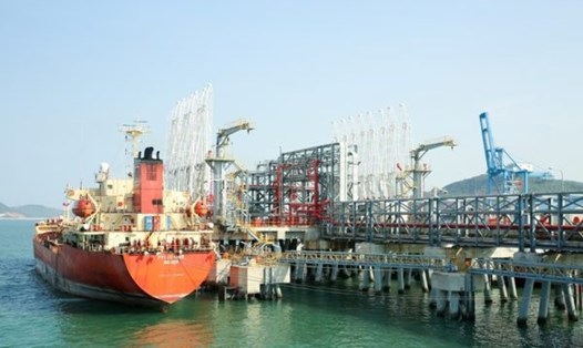 Tàu cập cảng Nghi Sơn (Thanh Hoá) nhận xăng dầu thương mại từ Nhà máy lọc dầu Nghi Sơn. Ảnh: X.Hùng