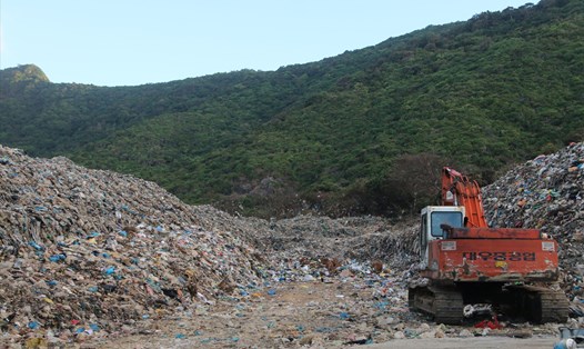 Hơn 70.000 tấn rác thải gây ô nhiễm ở Côn Đảo vẫn chưa có biện pháp để xử lý. Ảnh: Nguyên Dũng