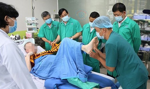 Các chuyên gia vào thăm bệnh nhân 91 tại Bệnh viện Chợ Rẫy. Ảnh do bệnh viện cung cấp.