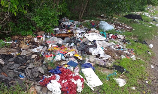Cận cảnh một trong số nhiều bãi rác thải lớn ở ven đường. Ảnh Nguyễn Long