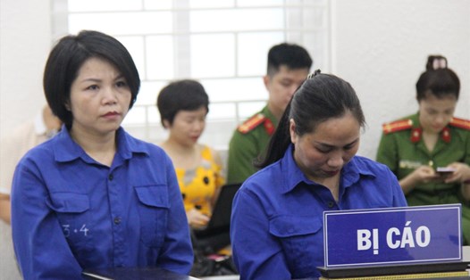 Bị cáo Nguyễn Thị Vững, Nguyễn Thị Vân (từ trái qua) tại phiên tòa phúc thẩm. Ảnh: Việt Dũng,