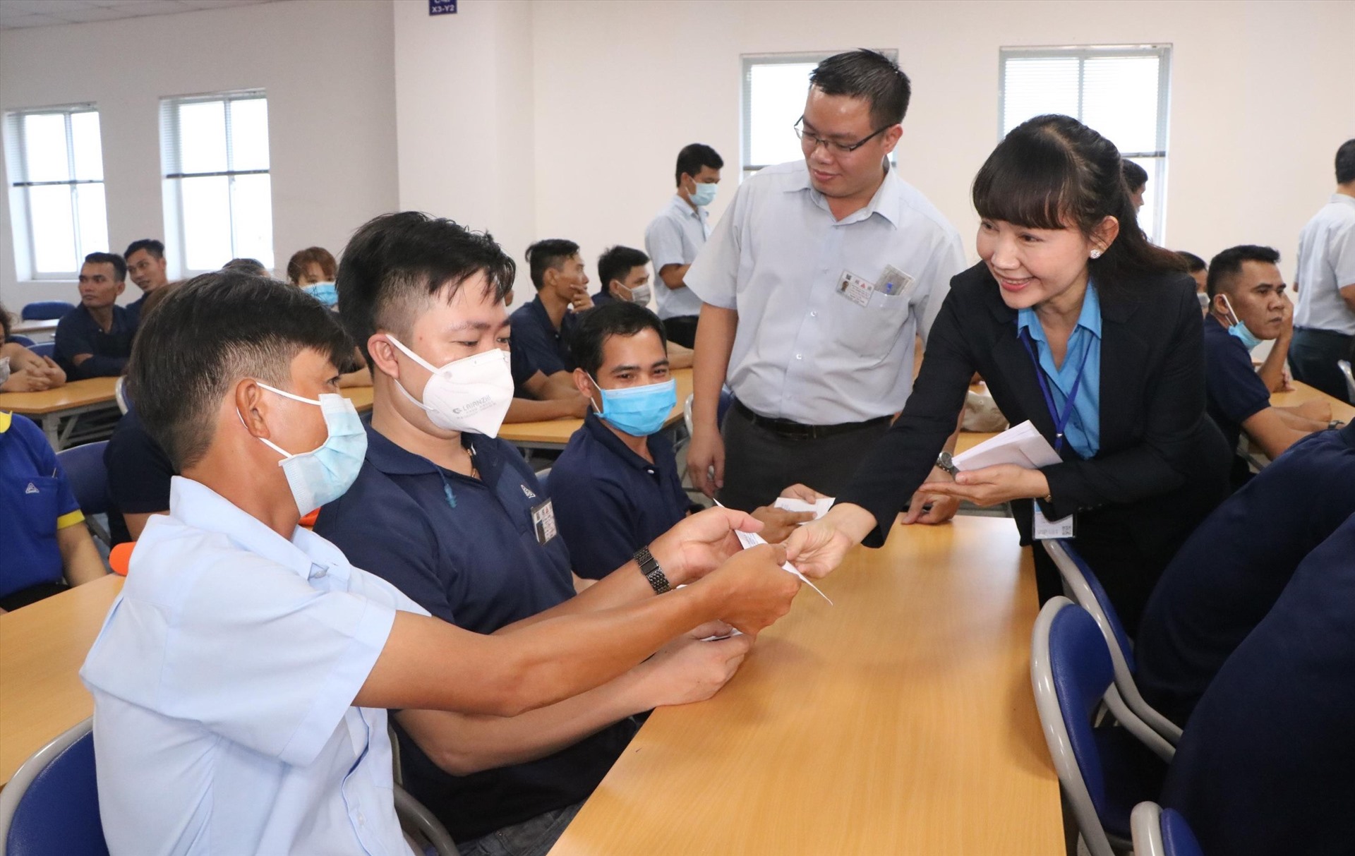 Bà Đặng Thị Kim Chi trao hỗ trợ công nhân khó khăn do dịch bệnh. Ảnh: CĐ KCN VSIP