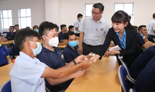 Bà Đặng Thị Kim Chi trao hỗ trợ công nhân khó khăn do dịch bệnh. Ảnh: CĐ KCN VSIP