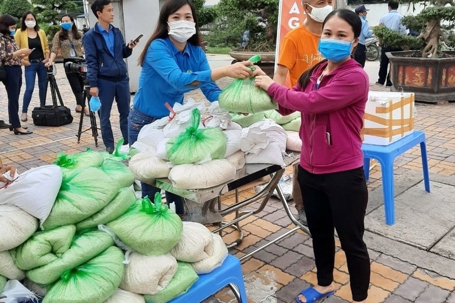 Cán bộ công đoàn tỉnh Bắc Ninh trao gạo miễn phí tới người lao động khó khăn. Ảnh: Ngọc Tú