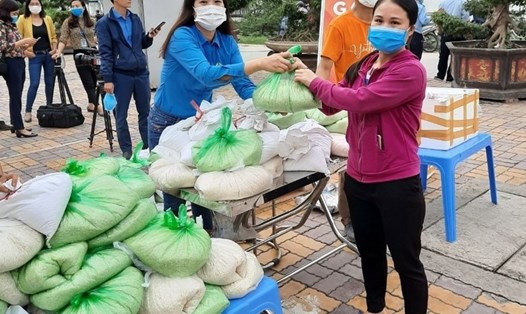 Cán bộ công đoàn tỉnh Bắc Ninh trao gạo miễn phí tới người lao động khó khăn. Ảnh: Ngọc Tú