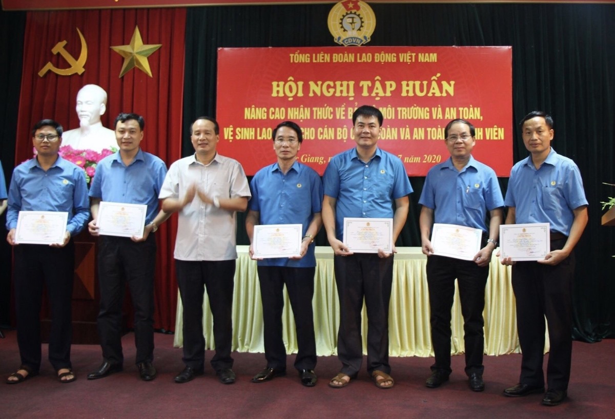 Đồng chí Ngô Biên Cương, Phó Chủ tịch Thường trực LĐLĐ tỉnh trao chứng chỉ cho các học viên. Ảnh: Nguyễn Thị Mơ.