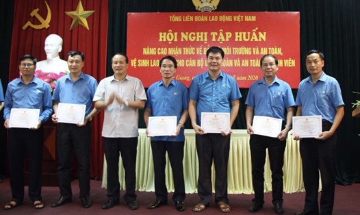 Đồng chí Ngô Biên Cương, Phó Chủ tịch Thường trực LĐLĐ tỉnh trao chứng chỉ cho các học viên. Ảnh: Nguyễn Thị Mơ.
