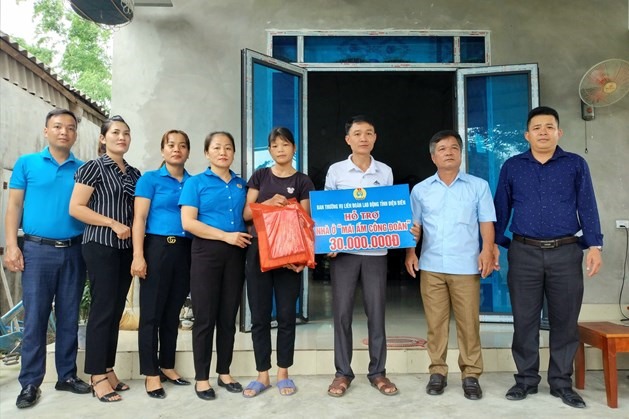 Đồng chí Lầu Thị Thanh Hương trao hỗ trợ nhà cho đoàn viên Tòng Văn Thức - CĐCS xã Thanh Yên, huyện Điện Biên. Ảnh: Nguyễn Cường