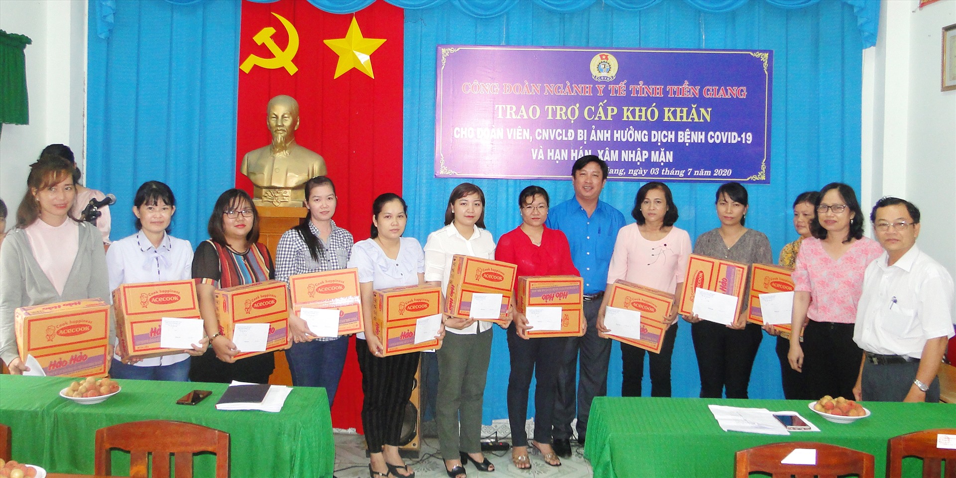 Công đoàn ngành Y tế tỉnh Tiền Giang hỗ trợ các hoàn cảnh khó khăn do dịch bệnh COVID-19 và hạn hán, xâm nhập mặn mùa khô 2019 - 2020. Ảnh: K.Q
