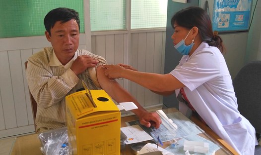 Nhiều người dân đến hỏi tiêm vắc xin phòng chống bệnh bạch hầu. Ảnh Thanh Tuấn