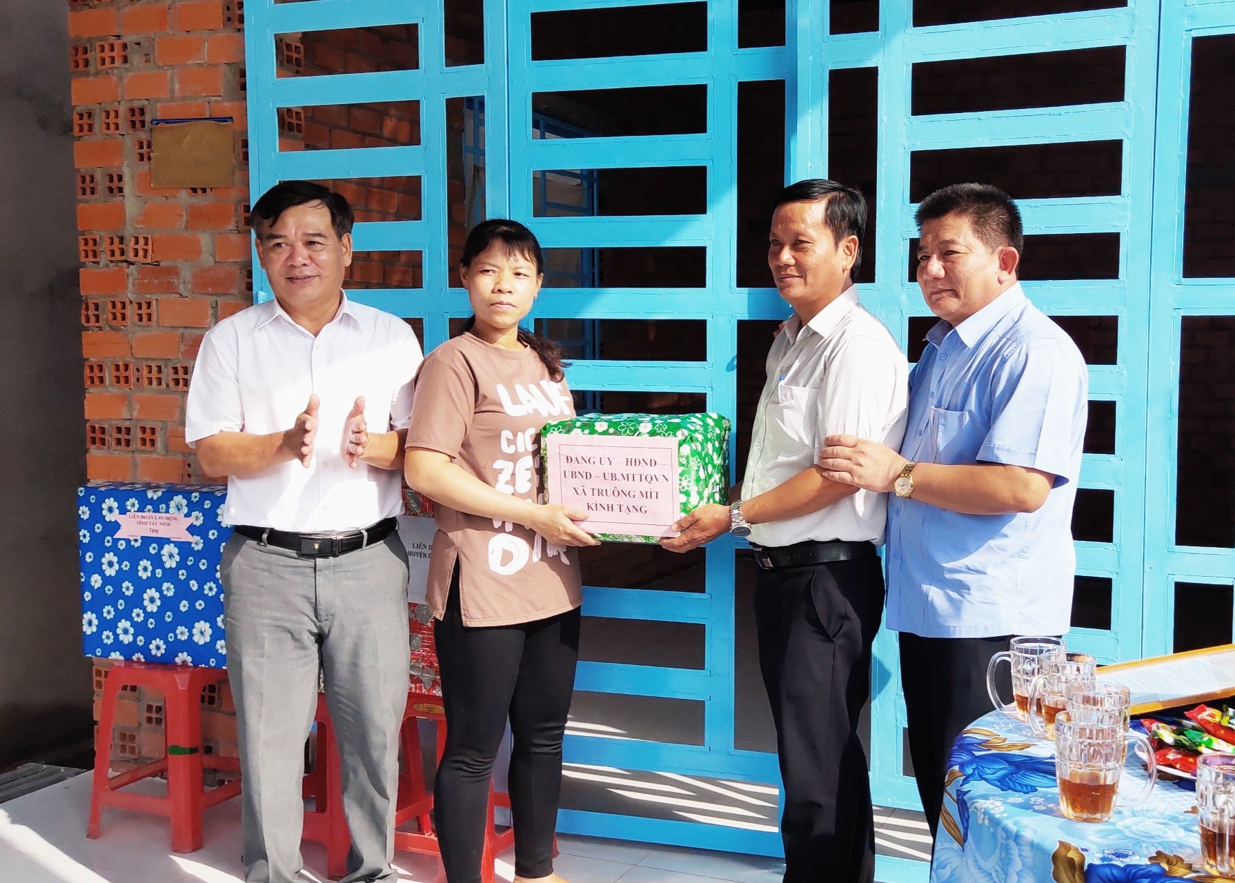 Các đại biểu trao tặng quà cho chị Hương. Ảnh LĐLĐ Tây Ninh
