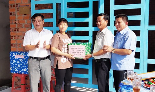 Các đại biểu trao tặng quà cho chị Hương. Ảnh LĐLĐ Tây Ninh