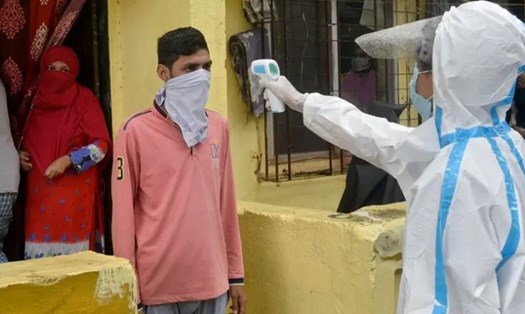 Một người dân Ấn Độ đang được nhân viên y tế kiểm tra nhiệt độ. Ảnh: Hindustan Times.