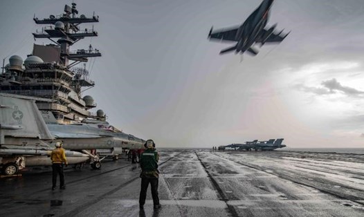 Một chiếc Super Hornet F/A-18E bay trên boong tàu sân bay USS Ronald Reagan ở Biển Đông vào ngày 4.7.2020. Ảnh: Hải quân Mỹ