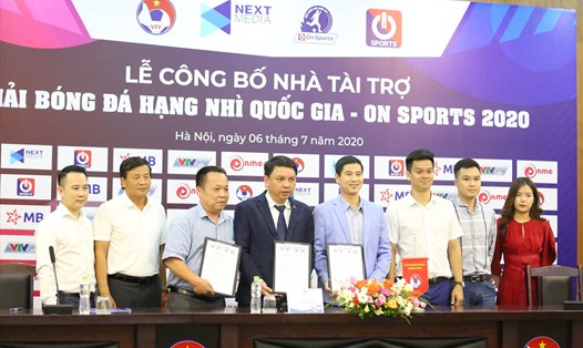 Giải hạng Nhì quốc gia 2020 sẽ lần đầu tiên được tường thuật trực tiếp trên sóng truyền hình. Ảnh: Đông Đông