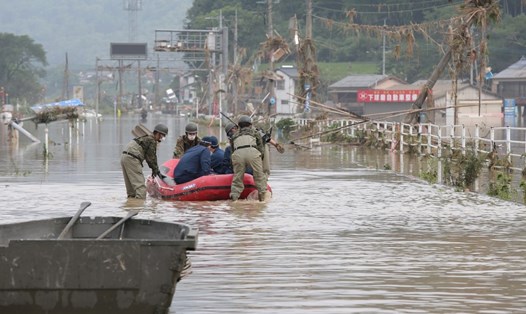 Người dân địa phương được các binh sĩ giải cứu bằng thuyền tại khu vực ngập lụt do mưa lớn ở Kumamoto. Ảnh: AFP.