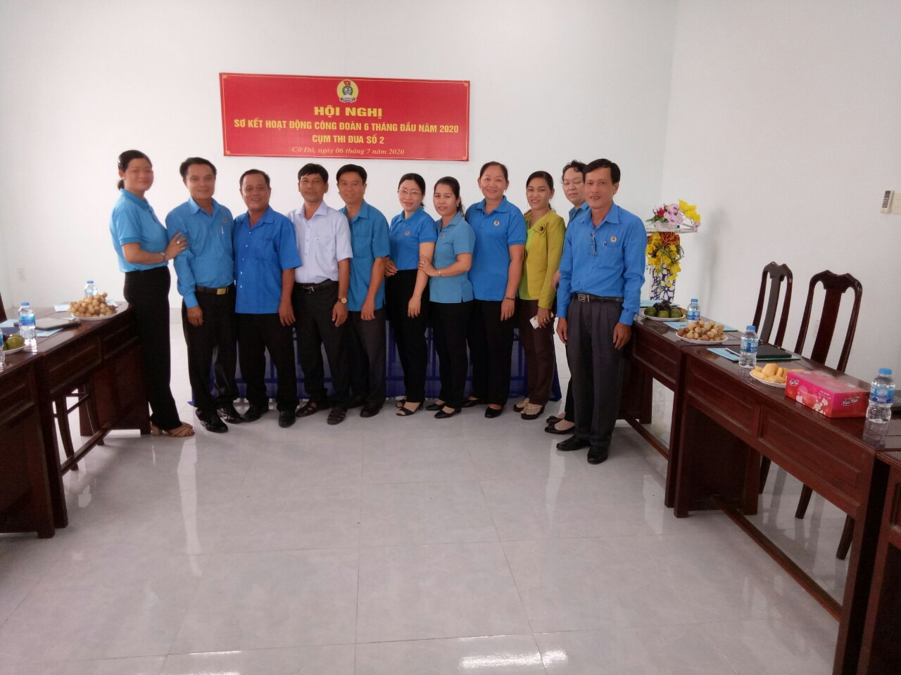Cụm thi đua 4 huyện thuộc LĐLĐ TP.Cần Thơ chụp ảnh lưu niệm . Ảnh: Văn Thừa