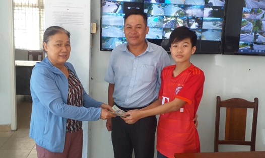Nhờ Công an phường Thọ Quang, em Trí đã trao lại tiền cho người bị mất tài sản. Ảnh: Trang Thùy
