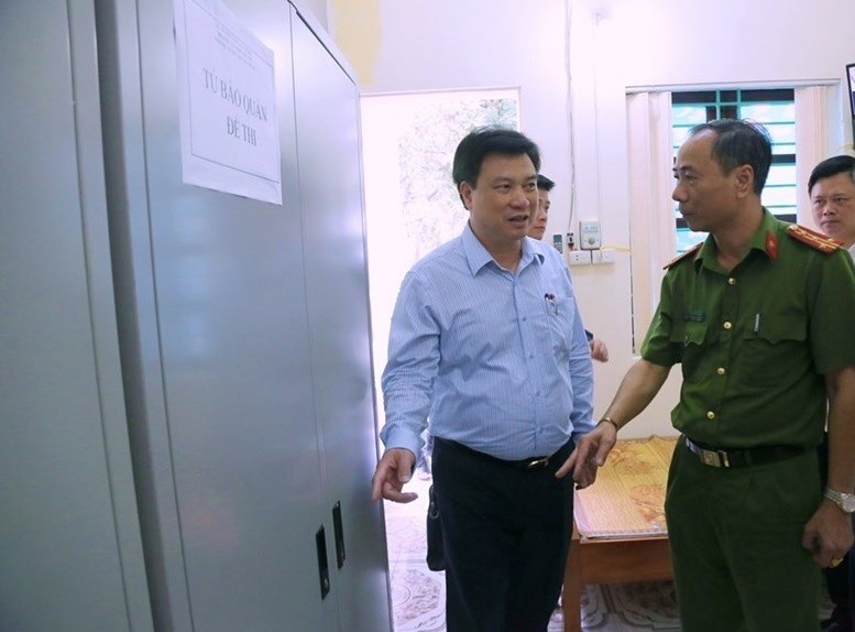 Thứ trưởng Bộ GDĐT Nguyễn Hữu Độ kiểm tra nơi bảo quản đề thi THPT quốc gia 2019 ở Phú Thọ.